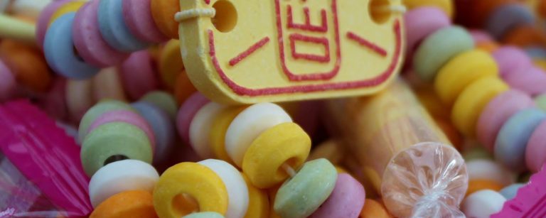 Buntes Süßigkeiten-Konfekt, ideal als gesunde Fitness-Belohnung für eine ausgewogene Ernährung.