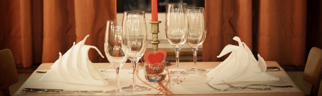 Tischdekoration mit Servietten und Gläsern für romantische Momente – ideal für Paare.