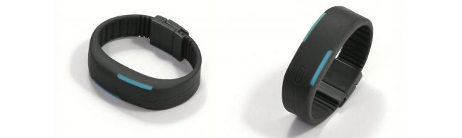 Schwarzes Fitnessarmband mit blauen Akzenten.