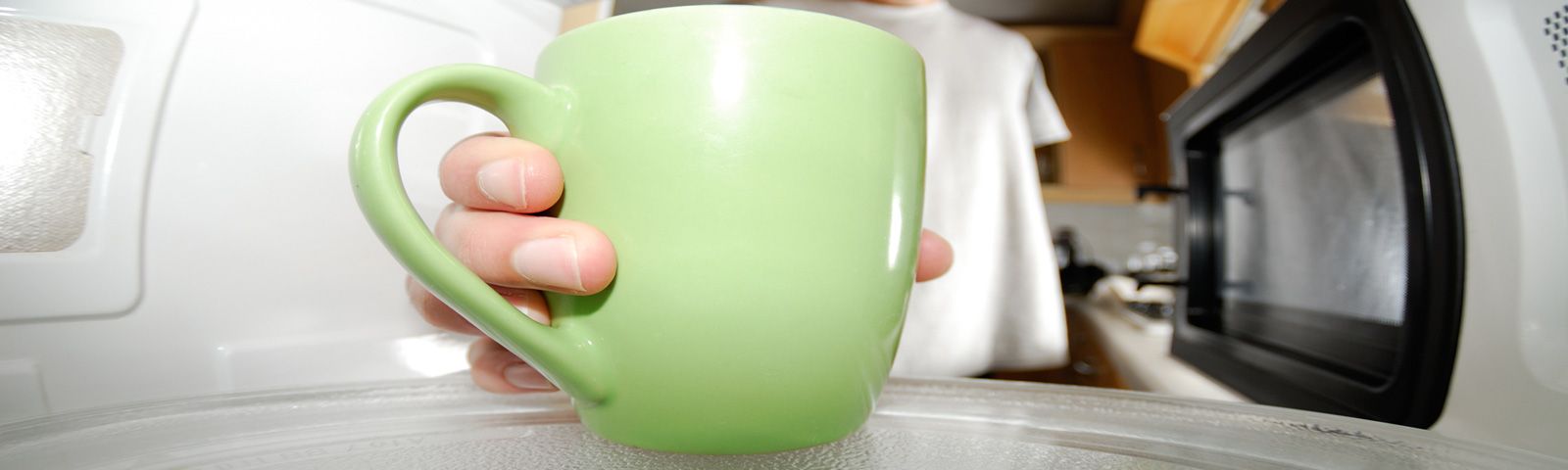 1706-magnetron Grüne Tasse im Mikrowellen-Check für Fitness-Mahlzeiten.