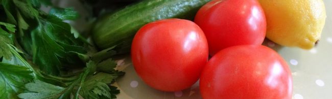 Tomaten, Gurke, Zitrone und Petersilie für gesunde Ernährung und Fitness.