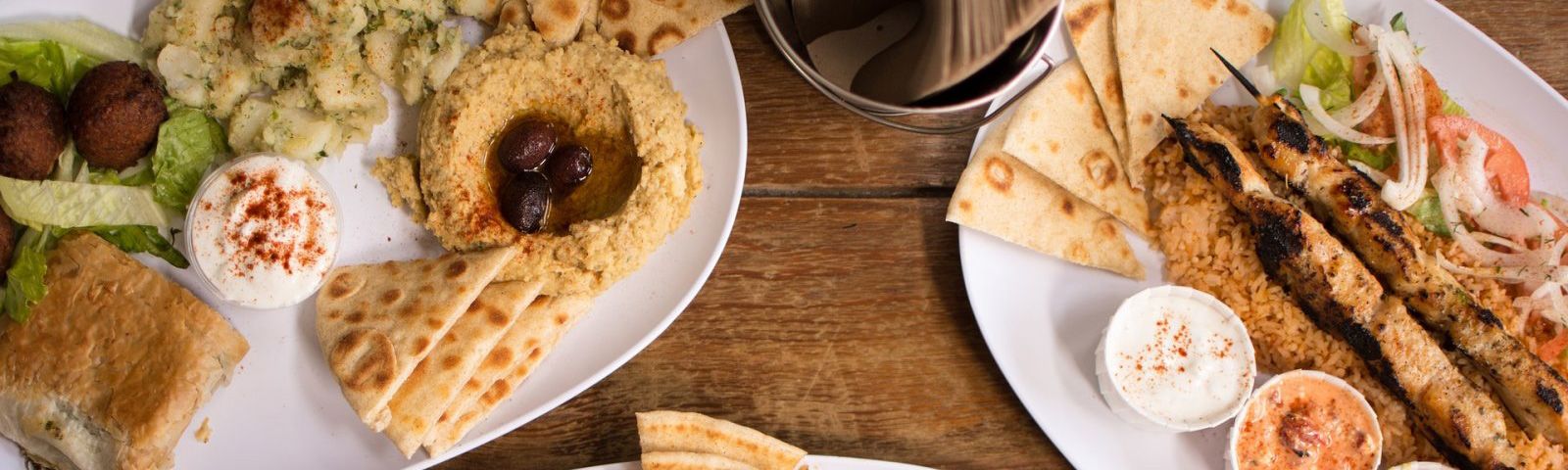 1708-falafelballetjes-met-pita Gesundes mediterranes Gericht: Hummus, Falafel, gegrillte Hähnchenspieße mit Reis und Salat.