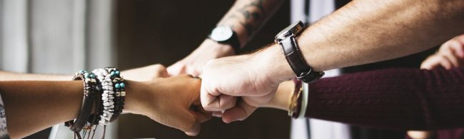 Fitness-Team gibt sich Fäuste, bereit, Ziele zu erreichen.