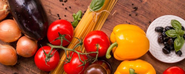 Vegane Zutaten für gesunde Mahlzeiten: Pasta, Gemüse, Zwiebeln, Tomaten, Paprika, Oliven. #FitnessEssen