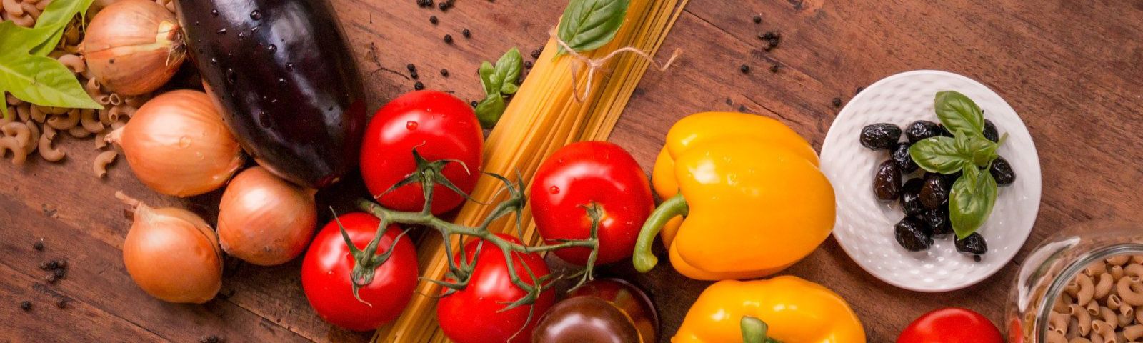 1708-vegetarisch-eetpatroon-help-bij-afvallen Vegane Zutaten für gesunde Mahlzeiten: Pasta, Gemüse, Zwiebeln, Tomaten, Paprika, Oliven. #FitnessEssen