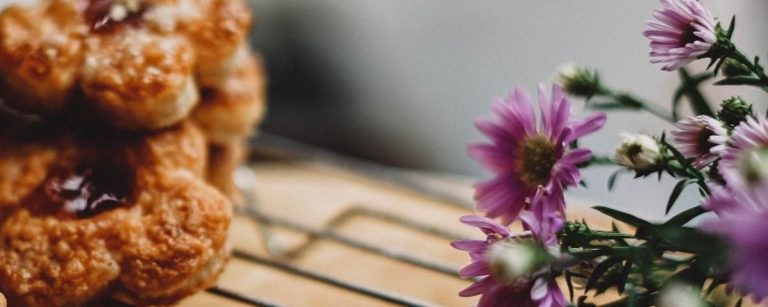 Gesunde Donuts und lila Blumen: Perfekt für Fitness-Fans.