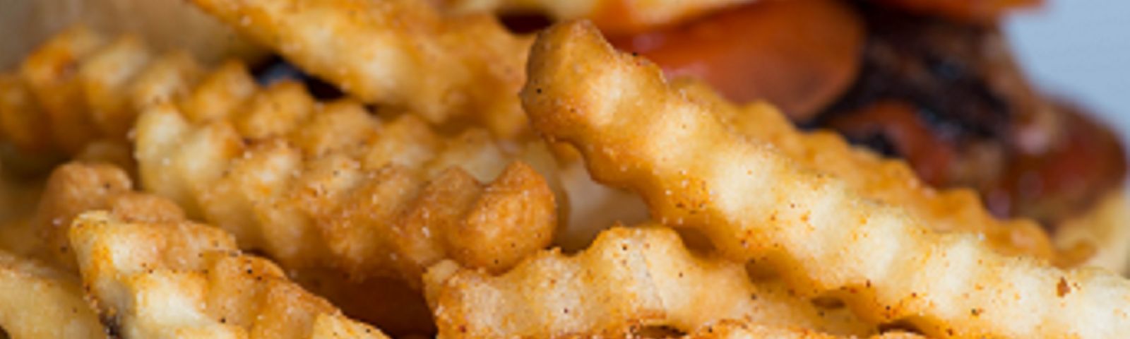 1710-sportscholen-zijn-vaak-ongezond-1600×480 Knusprige Kartoffelwaffel-Pommes, perfekt gewürzt für einen gesunden Snack.