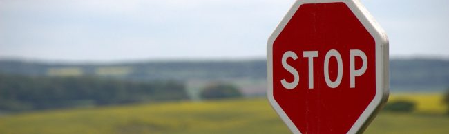 Stop-Schild im Feld für gesunde Ernährung und Fitness.