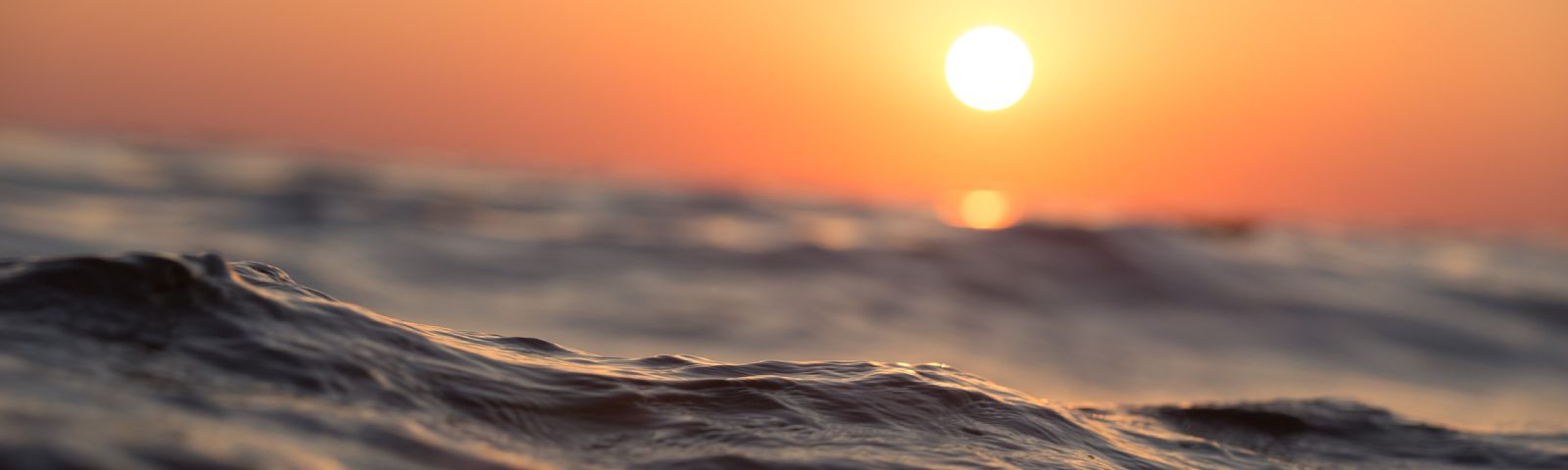 BF-ASMR-1600×480 Sonnenuntergang über den Wellen, inspiriert zu aktiver Fitness und gesunder Ernährung.