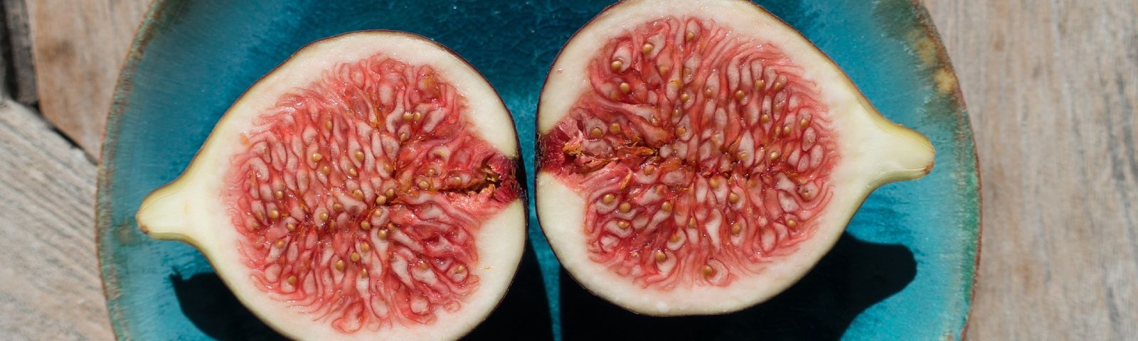 Gezielter Nährstoffschub: Gesunde Feigenhälfte, reich an Ballaststoffen und Vitaminen, perfekt für Fitness-Ernährung.