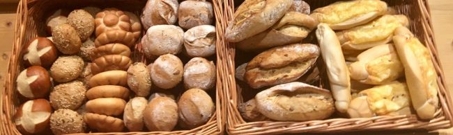 Vielfalt an gesunden Backwaren, ideal für Fitness-Ernährung. Vollkornbrote und Brötchen.