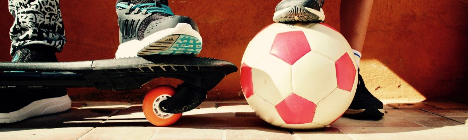 BF-alternatieven-voor-wandelen-1600×480 Fußballspieler auf einem Waveboard mit einem Fußball - gesunde Ernährung fördert sportliche Leistung.