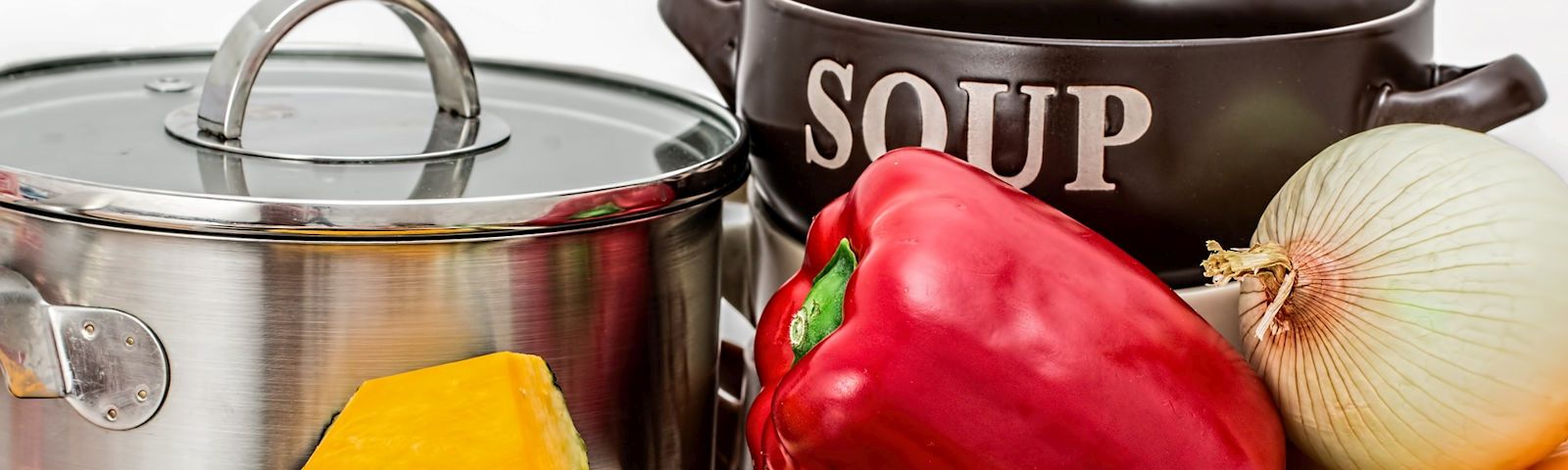 BF-besparen-1600×480 Gesunde Zutaten für Fitness-Mahlzeiten: Topf, Paprika, Zwiebel und Käse.