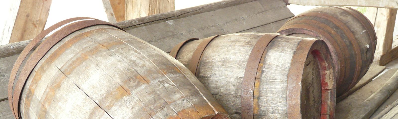 BF-haring-1600×480 Alte Holzfässer aus Eiche: perfekt für die Lagerung von Sportlernahrung.