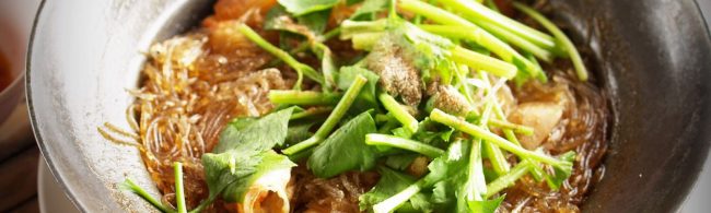 Gedünstete Glasnudeln mit Gemüse und Fleisch, ideal für eine gesunde Mahlzeit.