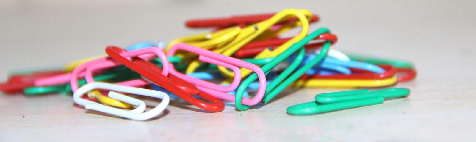 Bunte Büroklammern als bunte Vielfalt für dein Büro und Zuhause.