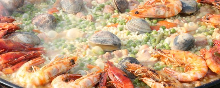 Paella mit Garnelen und Muscheln – gesunde Proteine für dein Workout.
