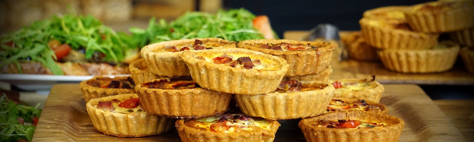 BF-skinny-quiche-1600×480 Herzhafte Quiche-Törtchen mit Speck und Tomaten für ausgewogene Ernährung und Fitness.