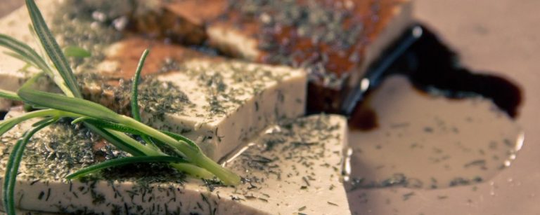 Gegrillter Tofu mit Kräutern und Rosmarin, perfekt für Fitnessernährung.