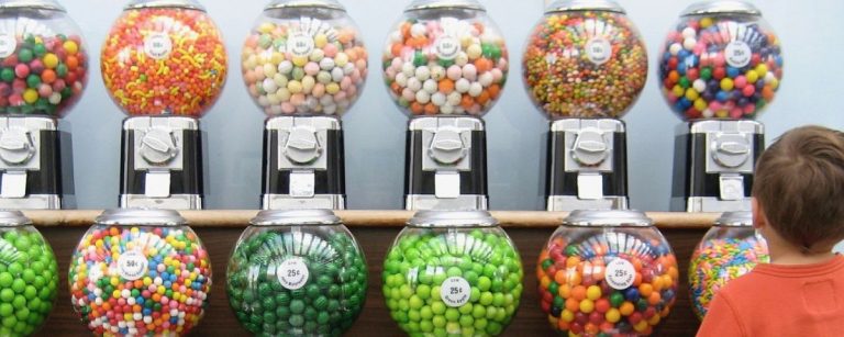 Gesunde Ernährung: Gumball-Maschinen mit farbenfrohen Snacks für Fitness-Fans.