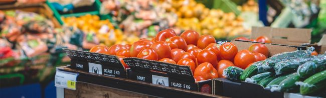 Frische Tomaten und Gurken, ideal für gesunde Fitnessmahlzeiten.