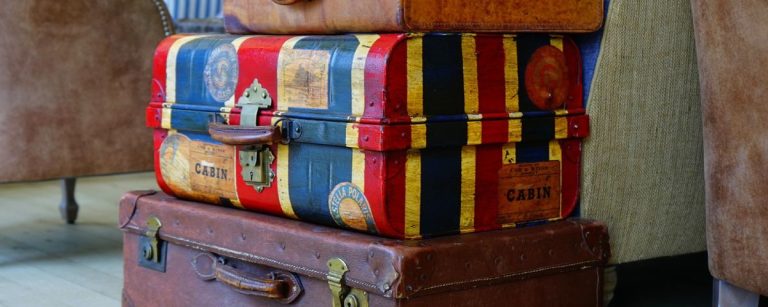 Vintage Koffer stapeln sich, perfekt für Trainings-Abenteuer.