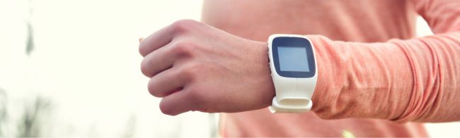 Person mit Smartwatch trainiert – Fitness- und Ernährungsberatung für einen gesunden Lebensstil.