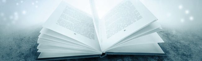 Offenes Buch mit Seiten, das Wissen und Wachstum für Fitness und Ernährung symbolisiert.