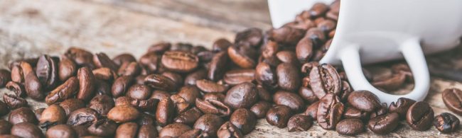 Kaffeebohnen in einer Tasse, perfekt für Ihren Fitness-Energie-Kick.