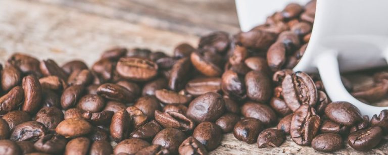 Kaffeebohnen in einer Tasse, perfekt für Ihren Fitness-Energie-Kick.