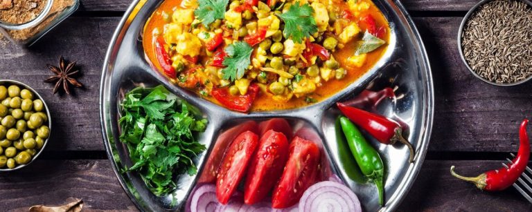 Gesundes indisches Gericht mit frischen Zutaten, ideal für Fitness-Ernährung.