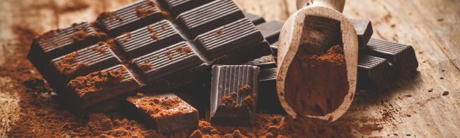 Dunkle Schokolade mit Kakaopulver für Fitness-Ernährung