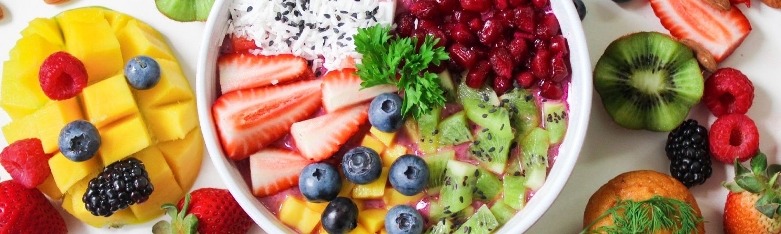 Fruchtiger Smoothie Bowl: Mango, Beeren, Kiwi & Granatapfel für deine Fitnessernährung.