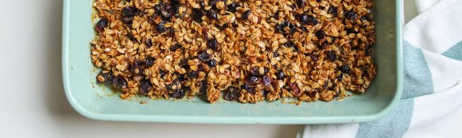Knuspriges Granola mit Trockenfrüchten im Backblech – perfekt für dein Fitness-Frühstück.
