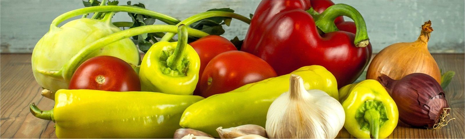 groenten-maart-groot Frisches Gemüse: Kohlrabi, Tomaten, Paprika, Zwiebeln, Knoblauch für gesunde Ernährung.