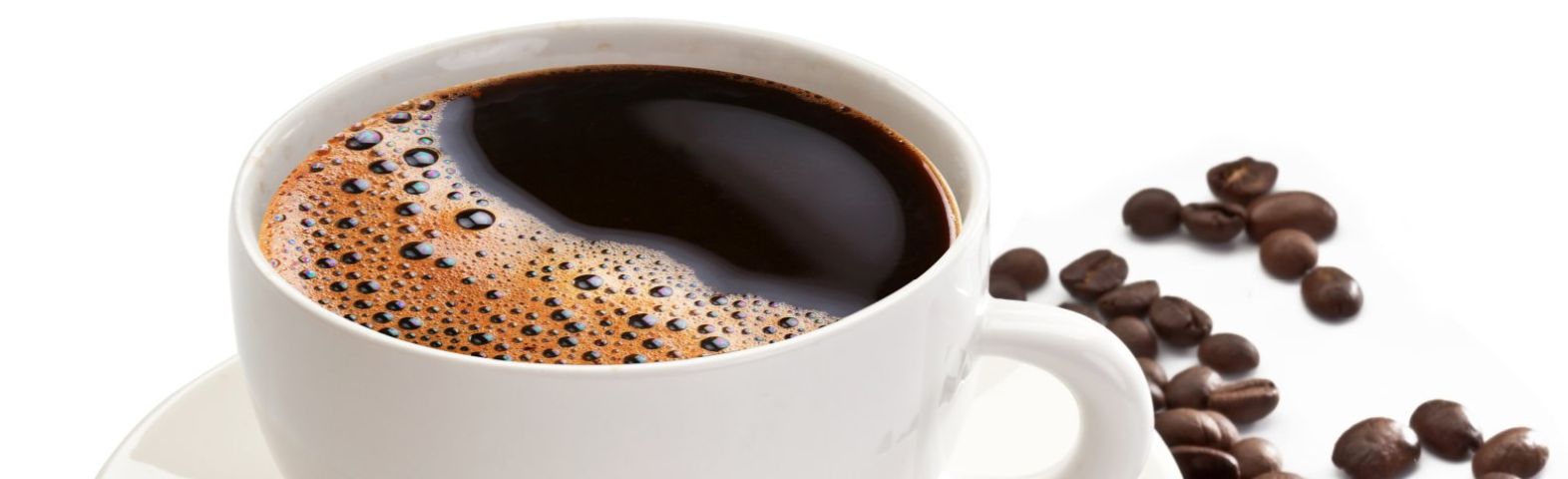 koffie2 Eine Tasse Kaffee mit Schaum und Kaffeebohnen, perfekt für dein Fitness-Ernährungsprogramm.