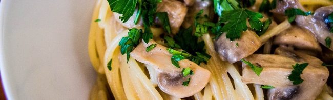 Herzhafte Pasta mit Pilzen und Petersilie: Perfekt für deine Fitness-Ernährung.