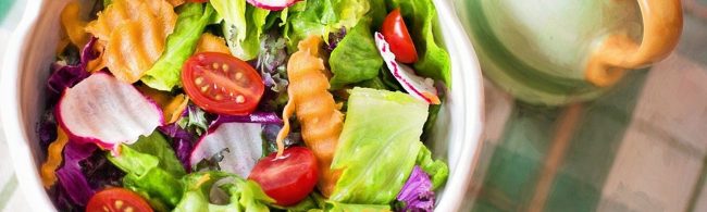 Gesunder, bunter Salat in einer Schüssel, ideal für Fitness-Ernährung.