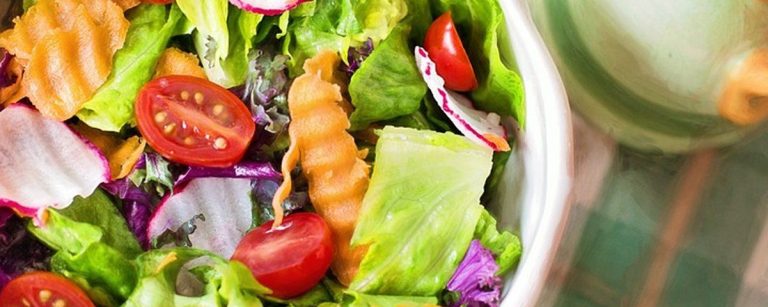 Gesunder, bunter Salat in einer Schüssel, ideal für Fitness-Ernährung.