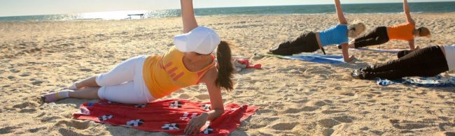 Frauen trainieren am Strand, gesunde Ernährung für Fitness-Enthusiasten