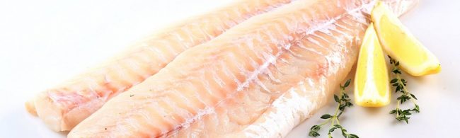 Rohe Fischfilets mit Zitrone und Kräutern, ideal für eine gesunde Ernährung.