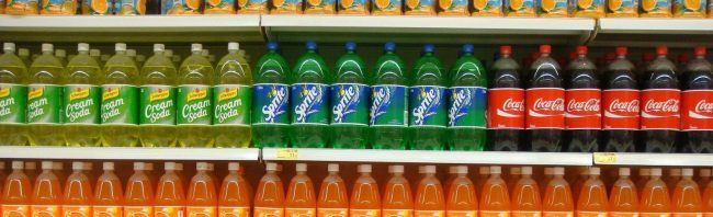 Regal voller Erfrischungsgetränke: Cream Soda, Sprite, Coca-Cola und Orangenlimonade für Fitness-Fans.