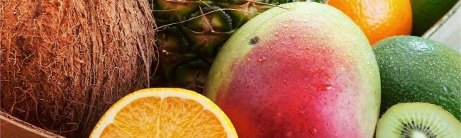 Vielfalt an gesunden Früchten: Kokosnuss, Mango, Ananas, Orange, Avocado, Kiwi für Fitnessernährung.