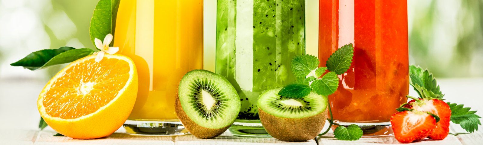 Frische Fruchtsäfte für deine Fitness: Orange, Kiwi, Erdbeer und mehr.