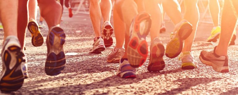 Läufer beim Rennen, gesunde Ernährung für Leistung und Wohlbefinden.
