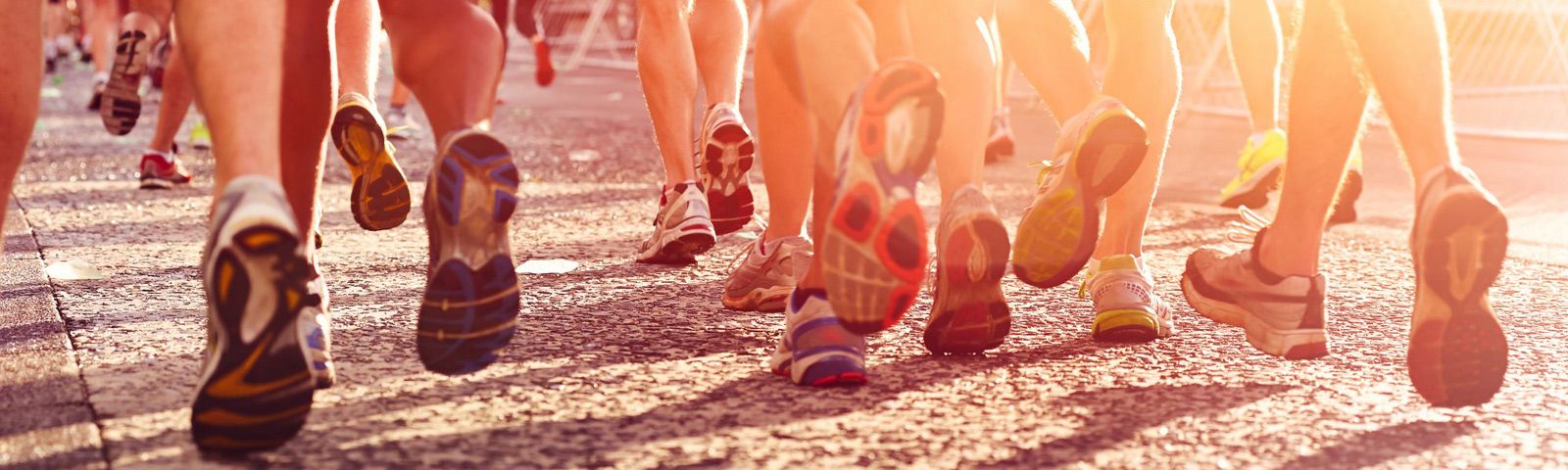wat-eet-een-hardloper Läufer beim Rennen, gesunde Ernährung für Leistung und Wohlbefinden.