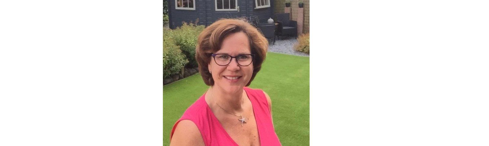 wit-vlak-Nieuwsbrief-BF-Dec2016-Caroline-Succesverhaalvandemaand Frau mit Brille und pinkfarbenem Oberteil, lächelnd im Garten – ideal für Fitness- und Ernährungsblogs.