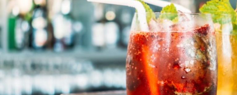 Getränke in Gläsern mit Minze und Eis, perfekt für Fitness-Fans.