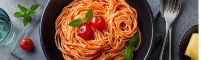 Spaghetti mit Tomatensauce, Basilikum und Kirschtomaten – gesundes Gericht für Fitness.
