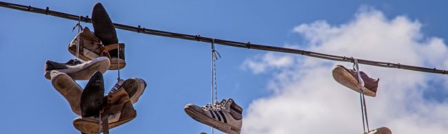 Schuhe an Schnüren für sportliche Inspiration und gesunde Ernährung.